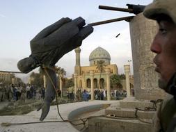 El 9 de abril de 2003 soldados estadounidenses derribaron en la plaza Firdus de la capital iraquí una estatua del presidente Sadam Husein. /ARCHIVO.