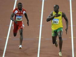 Usain Bolt, celebra su victoria antes de traspasar la línea de meta, a base de golpes en el pecho. /AFP