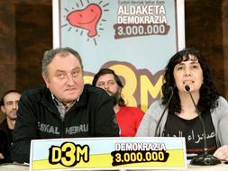 Los portavoces de la candidatura de Demokrazia 3 Milioi (D3M), Julen Aginako (i) y Miren Legorburu./ Efe