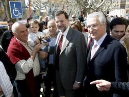 El presidente del PP, Mariano Rajoy, junto al senador José Ignacio Palacios (d), durante su visita a la localidad navarra de Fitero./ Efe