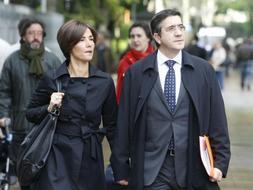 El líder de los socialistas vascos, Patxi López, acompañado por su mujer, Begoña Gil, a su llegada al Parlamento Vasco en Vitoria, donde se celebra el pleno de investidura. / Efe