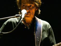El cantante Antonio Vega, durante una de sus actuaciones. / Archivo