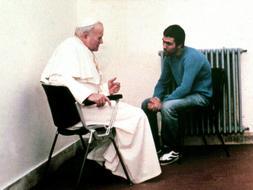 El Papa Juan Pablo II visita en la cárcel de Ancona a Ali Agca, el terrorista turco que intentó matarle en 1981./ Archivo