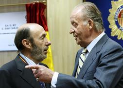 Zarzuela confirma que el Rey lleva «desde hace bastante tiempo» audífonos en los dos oídos