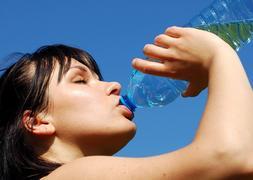 Beber agua antes de las comidas ayuda a perder peso