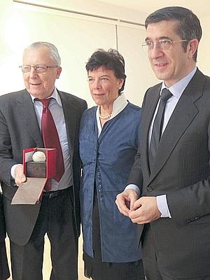 Jacques Delors, junto a PAtxi López y Isabel Celaá. / Efe