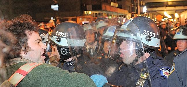 La Policía desaloja a los 'indignados' de Nueva York