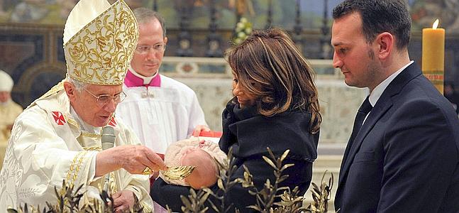 El Papa bautiza a dieciséis niños en la Capilla Sixtina del Vaticano