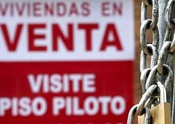 Cartel en un edificio nuevo. / Archivo