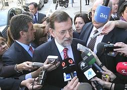 Rajoy atiende a los medios. / Foto: Paco Campos (Efe) | Vídeo: Atlas