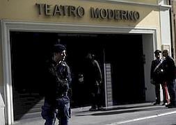 Fuertes medidas de seguridad frente al edificio que alberga la vista. / Reuters