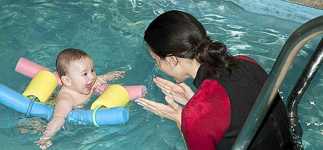 Miguel, de cinco meses, en una clase de matronatación. / Gabriel Ortiz Rubio