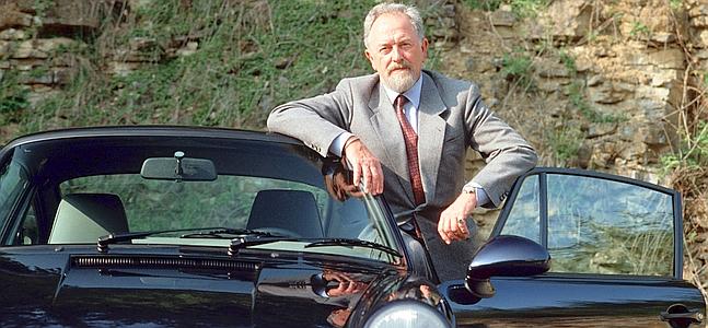 Ferdinand Alexander Porsche junto a su mítico coche./ Efe