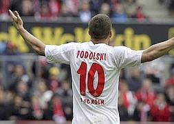 Podolski, jugador del Colonia, durante un momento del partido./Roland Weihrauch (Efe)