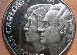 Moneda de 500 pesetas acuñada en 1987 por las bodas de plata de los Reyes. / Archivo