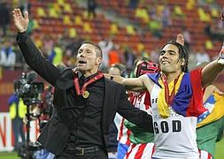 Simeone y Falcao celebran el título en el césped./Sergio Pérez (Reuters)