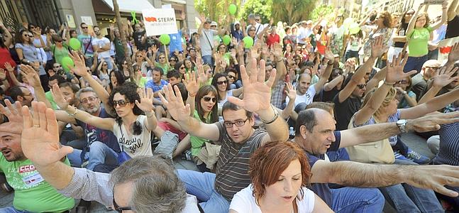 Vista de la concentración en Murcia. / Israel Sánchez (Efe) | Video: Atlas