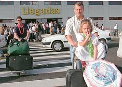 Unos viajeros salen del aeropuerto con ensaimadas junto a su equipaje. / Archivo