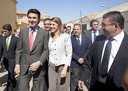 Soria y De Cospedal durante su visita a Villar de Cañas. / Santiago Torralba (Efe).