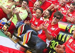 Fernando Alonso y el equipo Ferrari celebran la victoria en Alemania. / Efe