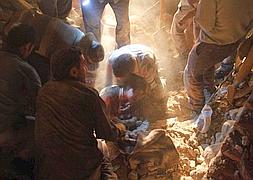 Rescate de una mujer entre los escombros. / Afp | Atlas
