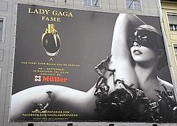 Cartel publicitario del perfume de Lady Gaga. / Foto: Marc Mueller (Efe) | Vídeo: Europa Press