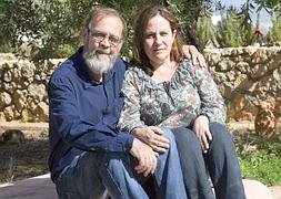 La profesora de religión Resurrección Galera, junto a su marido. / Efe