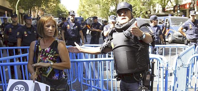 La sede del PP en la calle de Génova, rodeada por un fuerte dispositivo policial. / Chema Moya (Efe)