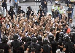 Protestas en la estación de Atocha. / Foto: Emilio Naranjo (Efe) | Video: Europa Press