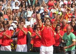 David Ferrer y el resto del equipo español de Copa Davis celebra su pase a la final. / Efe