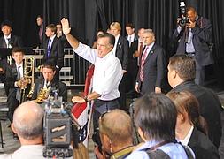 Romney saluda a los asistentes de un acto. / Afp