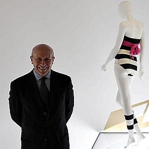 El ministro de Cultura, José Ignacio Wert, junto a un bañador expuesto en el Museo Balenciaga (Guipúzcoa). / Javier Etxezarreta (Efe)