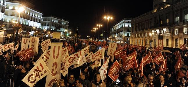 Aspecto que presentaba esta noche la madrileña Puerta del Sol. / Foto: Dominique Faget (Afp)  | Vídeo: Atlas