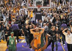 Pau Gasol, emocionado tras ganar su segundo anillo de la NBA. / Sport Illustrated