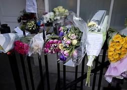 Flores en recuerdo de Jacinta Saldanha. / Neil Hall (Reuters)