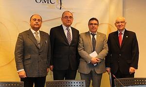 De izda. a dcha., Pedro Hidalgo, coordinador Observatorio de la prescripción; Juan José Rodríguez Sendín, presidente de la OMC; Alfonso Villa Vigil, presidente del Consejo de Dentistas y Manuel Meneses, vicepresidente del Consejo General de Podólogos.