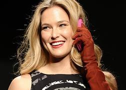 Bar Refaeli desfila para Desigual. / Foto: Lluis Gene (Afp) | Vídeo: Atlas