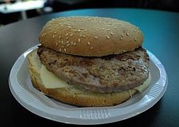 La mayoría de hamburguesas supera con creces el contenido de grasa de una pieza de carne de vacuno. / Archivo
