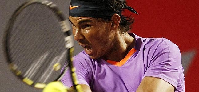 Nadal devuelve una bola. / Mario Ruiz (Efe)