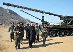 El líder norcoreano, Kim Jong-un, inspecciona un cañón de largo alcance en Pyongyang ( Corea del Norte). / Efe
