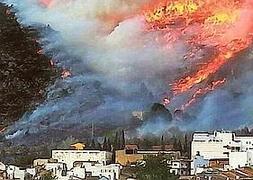 Las llamas del monte de Mondúver amenazan la localidad de Barx. / Sandra Orquín | Atlas