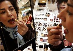 Una mujer se pinta los labios en un centro comercial. / Archivo