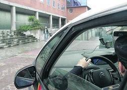 Un detenido defeca en un coche patrulla y se come sus propias heces