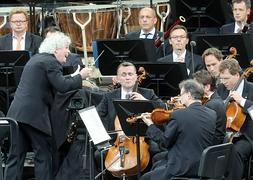 Simon Rattle (izda.), durante un concierto en Berlín, el pasado sábado. / Efe