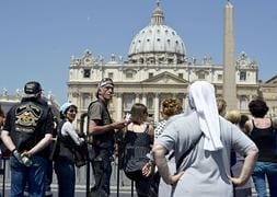 Varios fieles esperan en el Vaticano. / Archivo