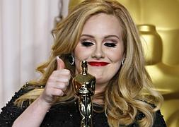 la cantante británica posa con el Oscar./ Archivo | Ep