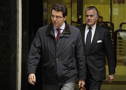 El abogado Alfonso Trallero, con Bárcenas, en la Audiencia Nacional en febrero. / Afp | Europa Press