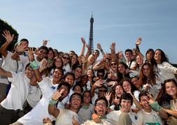 La expedición posa delante de la Torre Eiffel. / RC
