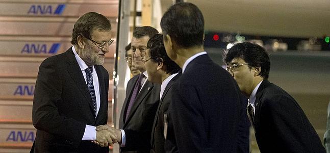 El presidente del Gobierno, Mariano Rajoy, a su llegada al aeropuerto de Haneda. / Diego Crespo (Efe)