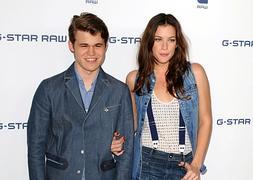 Carlsen, en la semana de la moda de Nueva York junto a Liv Tyler. / Jason Szenes (EFE)